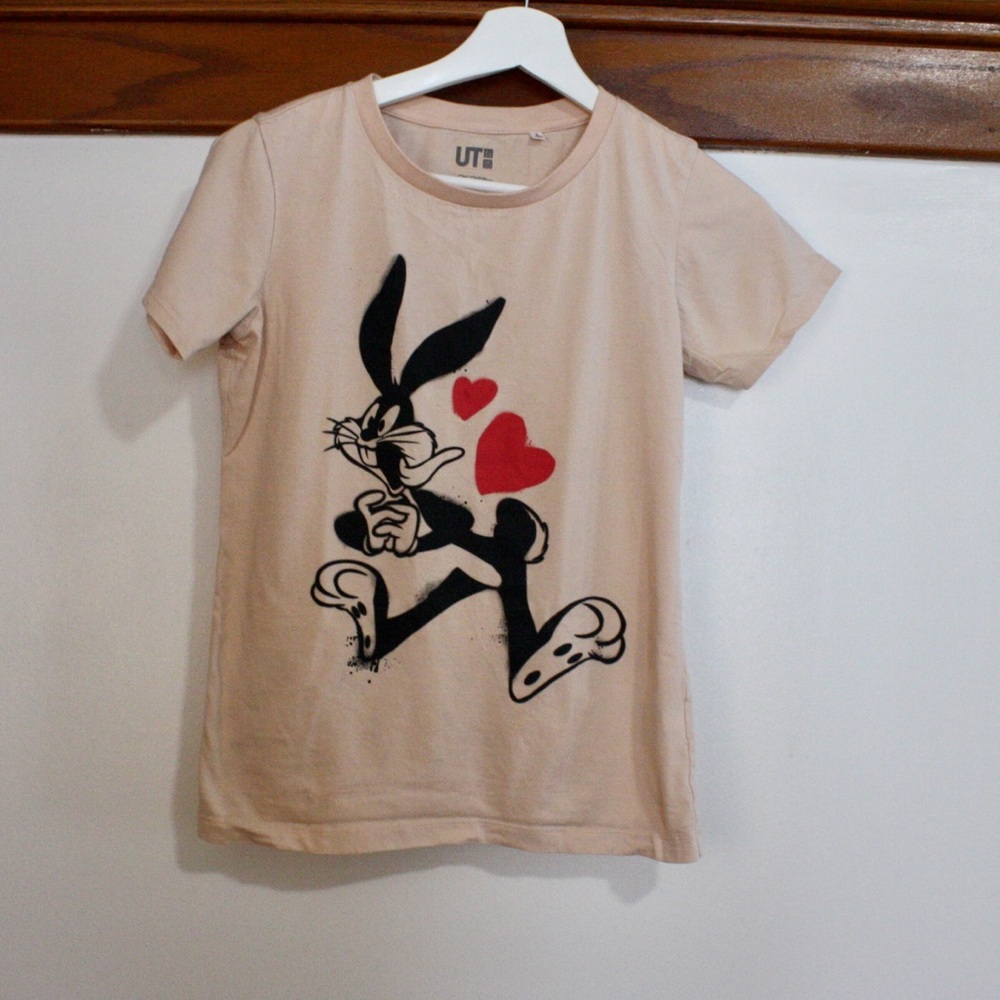 Uniqlo graphic tee with Looney tunes design